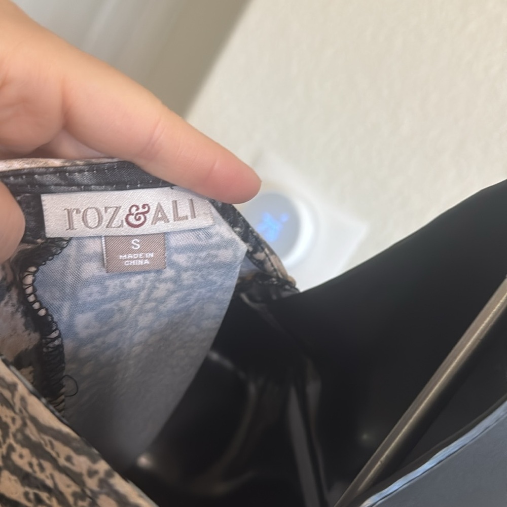 ROZ & ALI Animal Print Chiffon Blouse Sleeveless Size S - Picture 7 of 7